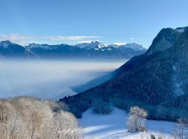 Magnifique Chalet Avec Vue Panoramique sur le Lac Léman, hotel a Thollon
