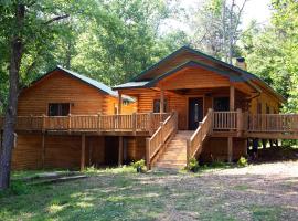 Modern Cabin on wooded 20 acres with scenic view in Nancy, KY, ξενοδοχείο σε Nancy