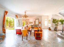 Authentique Villa Tunisoise avec Piscine à Marsa, hotel in Dar Tahar Zaouch