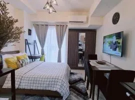 Charming and Cozy Earth-tone Studio at Inspiria with Balcony and City-View Free WiFi and Netflix beside Abreeza Mall