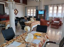 Hotel la Renaissance、Dolisieの駐車場付きホテル