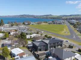 Lake Haven apartment 1 - fabulous location near lake and town