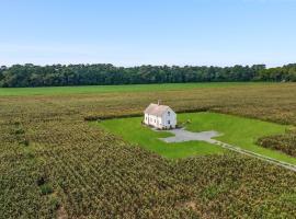 Charming 2BR with Fire Pit on Farm - 10 Min to Wharf, Hotel in Melfa