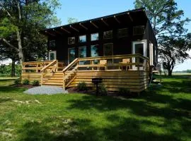 Luxe 2BR Cabin with Deck and Creek View - Working Farm