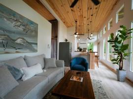 Luxe 2BR Cabin with Deck and Creek View - Working Farm, Hotel in Melfa