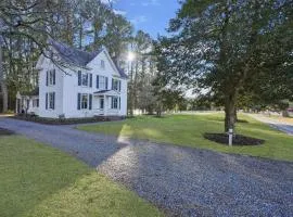 3BR Farmhouse with Porch Fire Pit Horseshoe Pit