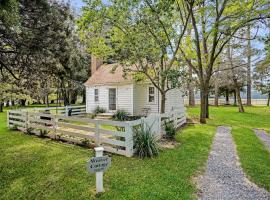 Sweet 1BDR Farm Cottage with Fire Pit and Creek View, Hotel in Melfa