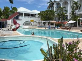 Caldo Tours Suite in Runaway Bay, hotel com estacionamento em Kupuis
