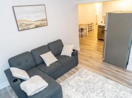 Luxury One Bedroom Private Apartment just 7 minutes from the Airport, penginapan layan diri di Dieppe