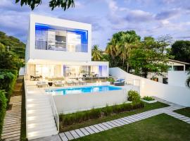 Beachfront Luxury Villa W Pool Sunset Casa De Lys, hotel in Coco