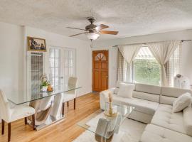 Walk to Eats! Commuter-Friendly Apt in Van Nuys, hotel di Van Nuys