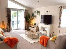 Peaceful Lakeside Chalet - LONG TERM STAYS Welcome