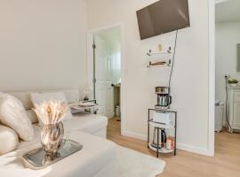 Walkable Location: Single-Story Van Nuys Apartment, hotel di Van Nuys