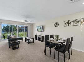 Spacious 2BR Condo Near Disney with Pool & Basketball, condominio en Kissimmee