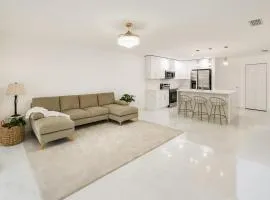 Luxury Modern Retreat 5 Minutes to Tampa Outlet
