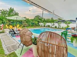 Charming Tropical Getaway with pool-3mile to Beach