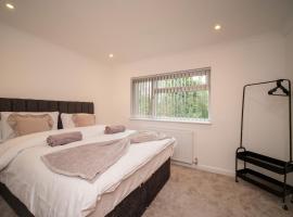 Luxury 5-Bed, Windsor Sleeps 9, Private Parking, hotel in Windsor