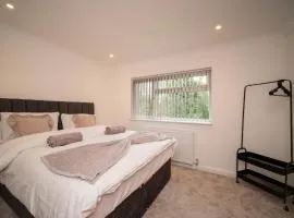 Luxury 5-Bed, Windsor Sleeps 9, Private Parking