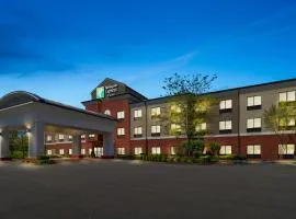 Holiday Inn Express & Suites Fairmont by IHG