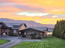 Immaculate Home w/ Mtn and River Views!
