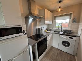 Holidayz, Chalet 58, Hemsby - Beautifully presented two bed chalet, sleeps 4 with FREE Wi-Fi plus pet friendly, hotel in Hemsby