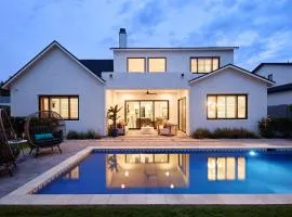 Breeze - Sparkling Pool - Mins to Old Town