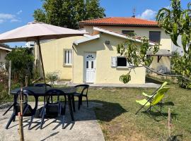 Entire 2 bedroom house with garden, hotel di Bègles