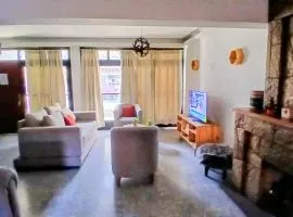 CASA PARA DOS A OCHO PERSONAS CON ESTACIONAMIENTO PARA DOS AUTOS Y DESAYUNO o MERIENDA INCLUIDO