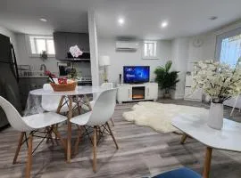 Entire 2BR Apt in Midtown Toronto, walk to Subway & Shops