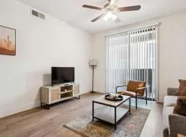 CozySuites Glendale - Westgate with pool 17