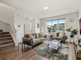 Quiet 3BR And 2 Bath Home In Calgary Near Airport