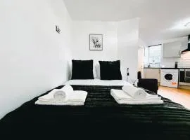 Chic Studio, Free parking, Sleeps 2