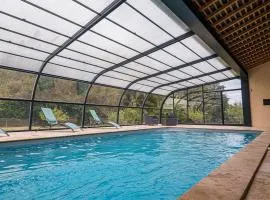 Maison isolée avec jardin, piscine intérieure chauffée et équipements pour des vacances de rêve. - FR-1-591-330