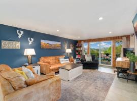 Hot Tub! Pets Ok! Perfect Estes Park Getaway, Walk to Town 3 Kings!, hotel in Estes Park