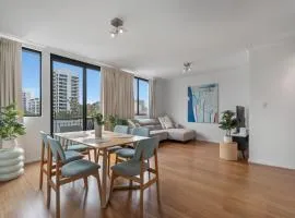 East Perth modern 2 Bedroom with Pool & parking