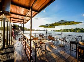 San Art Floating Hostel & Apartments, отель в Белграде, рядом находится Zemunski Kej