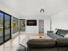 Mountain Views in a Quiet Neighbourhood also Close to CBD