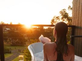 Architecturally designed cabin with outdoor bathtub and fireplace with more than 30 five stars rating, hotel a Forcett