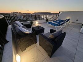 Bright Coastal Penthouse with Huge Terrace Overlooking the Sea- Ghadira Mellieha, hotel v destinaci Mellieħa