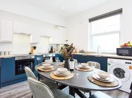 Modern 6 bed House near city center with parking