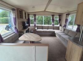Hot tub retreat, at Tattersall Lakes caravan, hotel in Tattershall