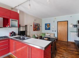 Bright apartment with terrace near the subway，位于米兰的酒店