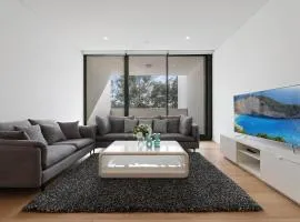 Bright & Stylish 2-Bedroom Escape in Gordon