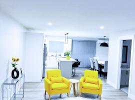 Luxury 3-Bedroom Full House Near Magnetic Hill, cottage in Moncton