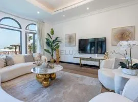 Premier Beachside Villa with Community Pool Access, Perfectly Located Near Nakheel Mall, the Monorail, and Aquaventure Waterpark, Canal Cove, Palm Jumeirah by Deluxe Holiday Homes