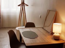 Studio ou appartement avec parking, hotel in Villefranche-de-Rouergue