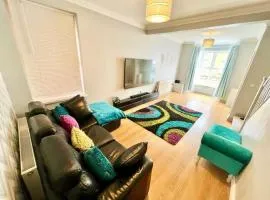 NORTHAMPTON Spacious 3 or 4-Bed Home Sleeps 8 Walk to Train Station, University and City Centre