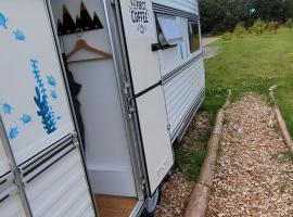 Gerestylde vintage caravan "Zee" met luxe badkamer bij "de Kapitein", glamping en 't Horntje