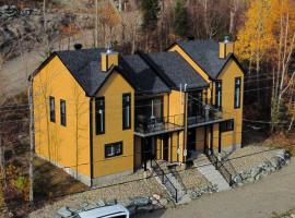 Nature & Breathtaking View - Le Dumont - B, hotel with parking in Saint-Philémon