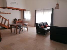 Maison de 80m2 avec cour fermée et sécurisée, hotel a Crozes-Hermitage